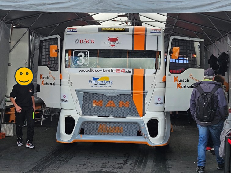 016 Messestande Fahrerlager 13 07 2024
