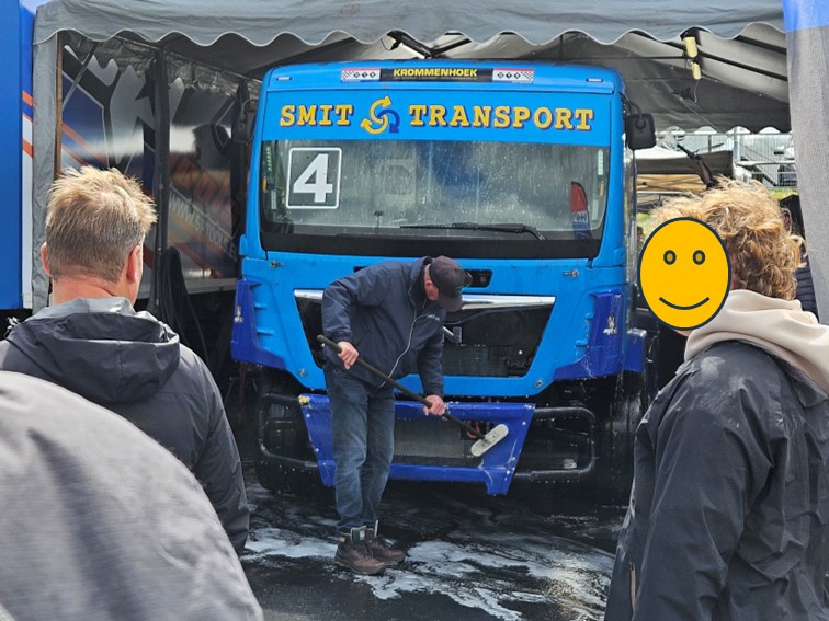 016 Messestande Fahrerlager 13 07 2024