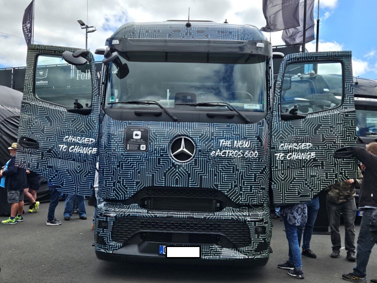 016 Messestande Fahrerlager 13 07 2024
