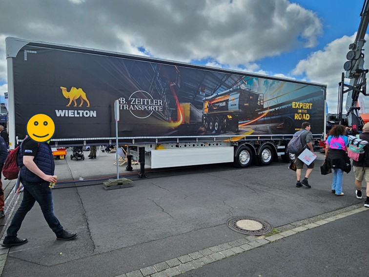 016 Messestande Fahrerlager 13 07 2024