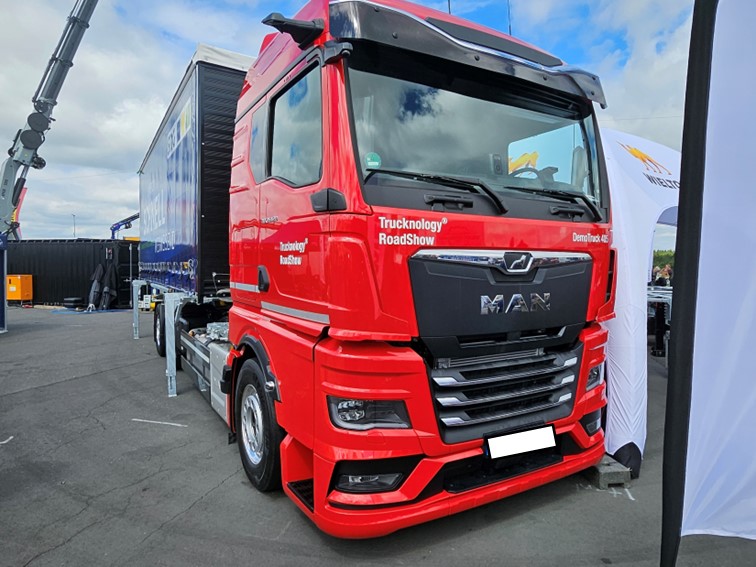 016 Messestande Fahrerlager 13 07 2024