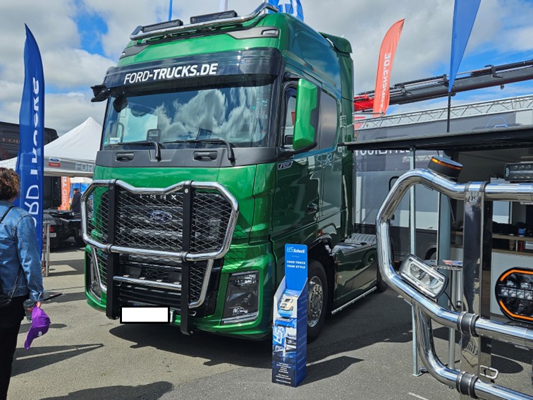 016 Messestande Fahrerlager 13 07 2024